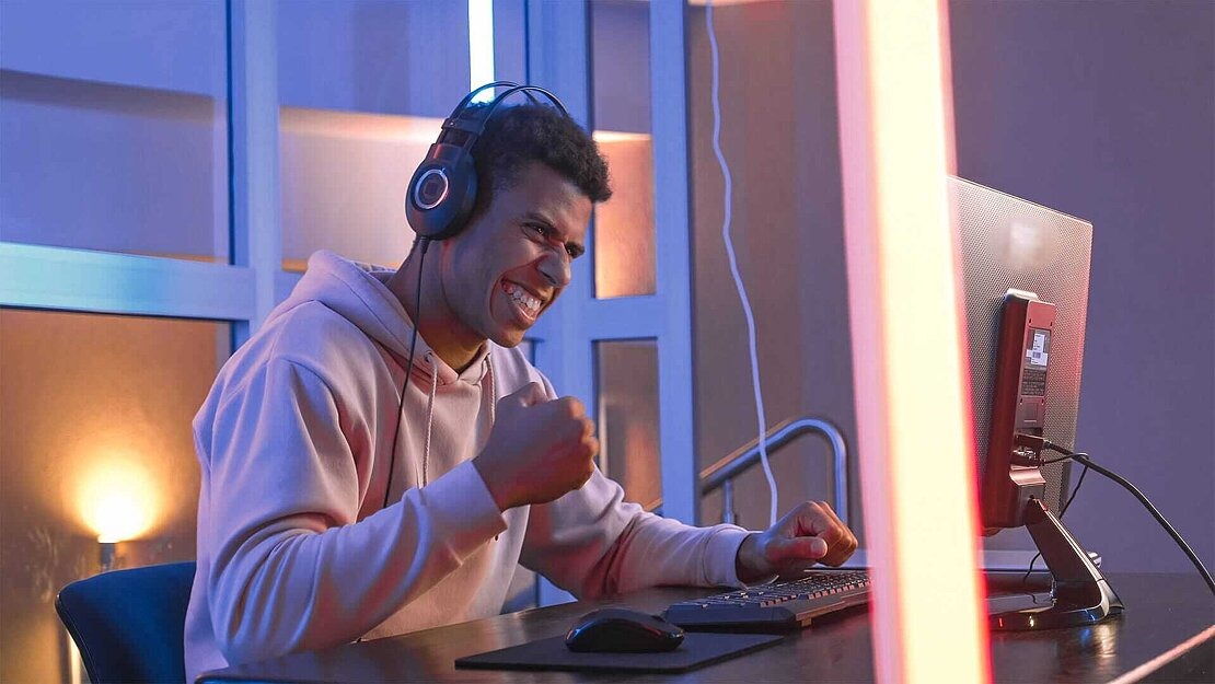 Gameyplay Elemente und Strategien in Videospielen Jugendlicher zockt am PC und gewinnt
