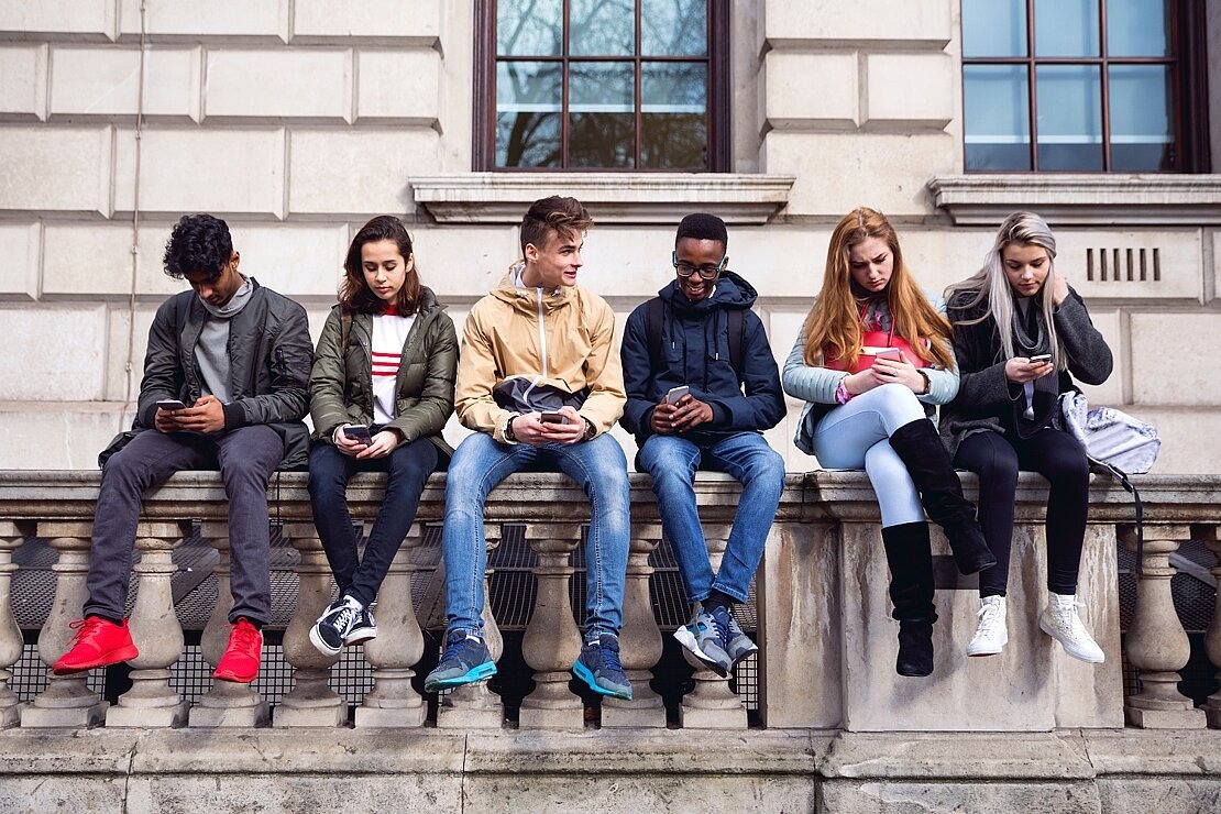Mediensucht Prävention BIÖG Teenager benutzen Smartphones in ihrer Freizeit