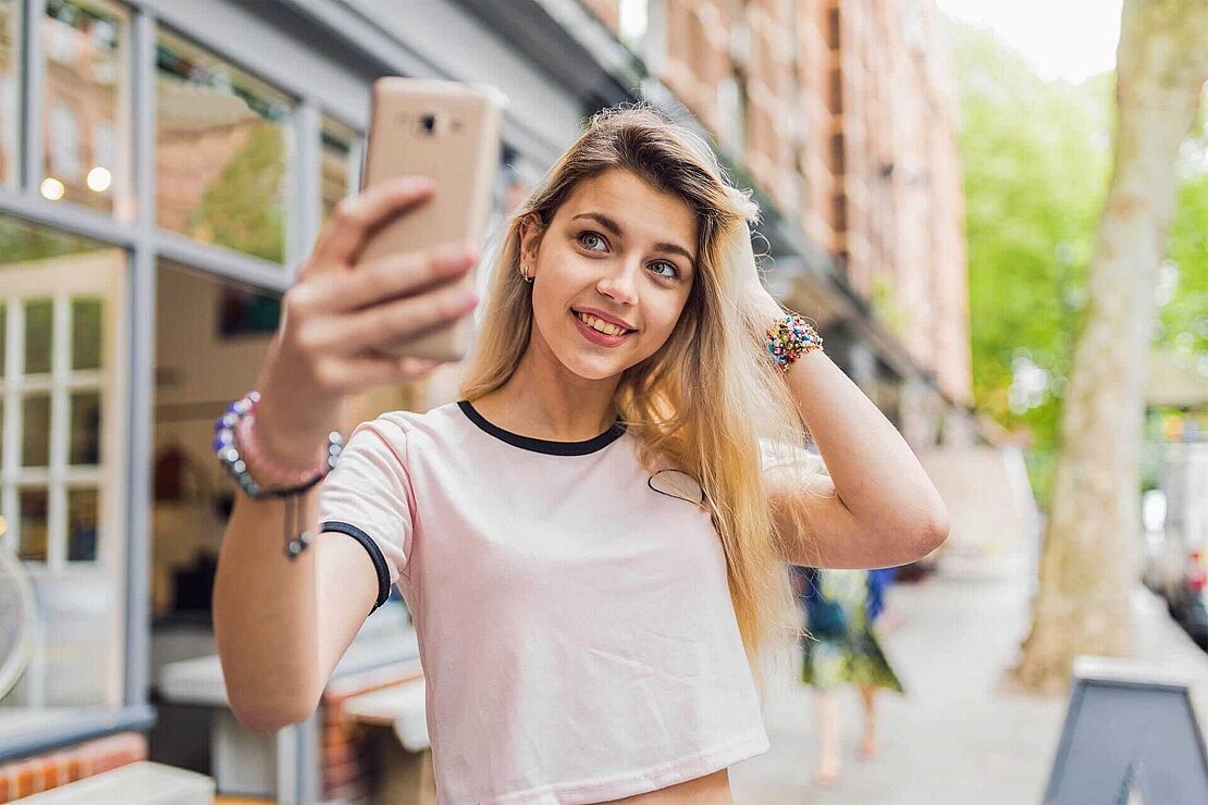 Hacking, Diebstahl und Co. - So sicherst du dein Handy Jugendliche macht Selfi auf Straße